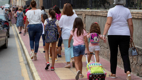 Los niños en el camino al colegio en su primer día de clase -  EFE/Marcial Guillén