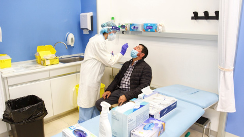 El servicio vasco de salud Osakidetza ha comenzado a efectuar pruebas masivas de PCR a la población de entre 17 y 60 años del barrio vitoriano de Sansomendi. - EFE El servicio vasco de salud Osakidetza ha comenzado a efectuar pruebas masivas de PCR a la población de entre 17 y 60 años del barrio vitoriano de Sansomendi. - EFE