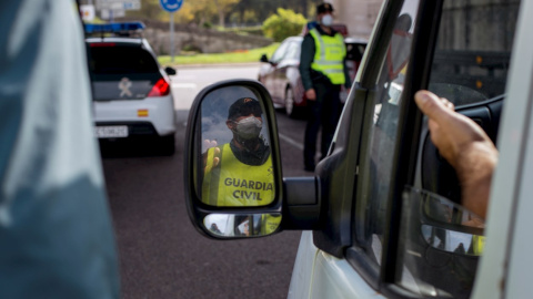Un agente de la Guardia Civil durante un control en la entrada de Ourense. - EFE Un agente de la Guardia Civil durante un control en la entrada de Ourense. - EFE