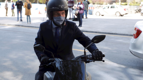 07/10/2020.- El alcalde de Madrid, José Luis Martínez-Almeida, conduce su moto. / EFE 07/10/2020.- El alcalde de Madrid, José Luis Martínez-Almeida, conduce su moto. / EFE