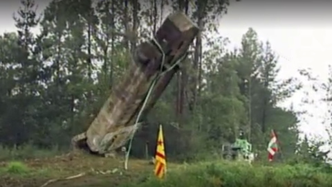 Momento en el que derriban la cruz de Gaztelumendi. Momento en el que derriban la cruz de Gaztelumendi.