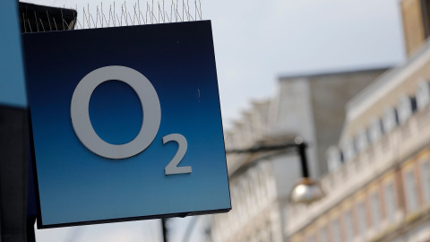 El logo de O2 en una tienda de la operadora de móviles en Londres. AFP/Tolga AKMEN El logo de O2 en una tienda de la operadora de móviles en Londres. AFP/Tolga AKMEN