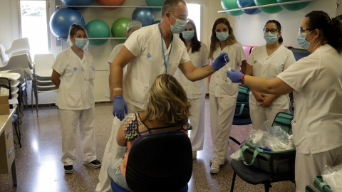 Formació d’equips mòbils que es desplacen a les residències per fer PCR. MARINA LÓPEZ / ACN Formació d’equips mòbils que es desplacen a les residències per fer PCR. MARINA LÓPEZ / ACN