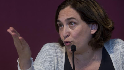 La alcaldesa de Barcelona, Ada Colau, atiende a los medios de comunicación tras la presentación del nuevo Observatorio Metropolitano de la Vivienda de Barcelona. /EFE La alcaldesa de Barcelona, Ada Colau, atiende a los medios de comunicación tras la presentación del nuevo Observatorio Metropolitano de la Vivienda de Barcelona. /EFE