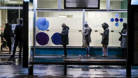 Varias personas esperan su turno en la puerta de un laboratorio de París para someterse a una prueba de coronavirus. EFE/EPA/MOHAMMED BADRA Varias personas esperan su turno en la puerta de un laboratorio de París para someterse a una prueba de coronavirus. EFE/EPA/MOHAMMED BADRA