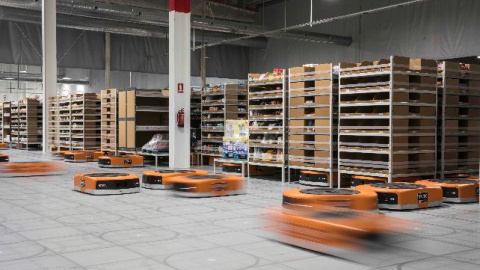 Los pequeños robots conocidos como “drive” transportan estanterías de hasta 1.300 kilos hacia las zonas en las que trabajan los mozos de almacén en Castellbisbal. Los pequeños robots conocidos como “drive” transportan estanterías de hasta 1.300 kilos hacia las zonas en las que trabajan los mozos de almacén en Castellbisbal.