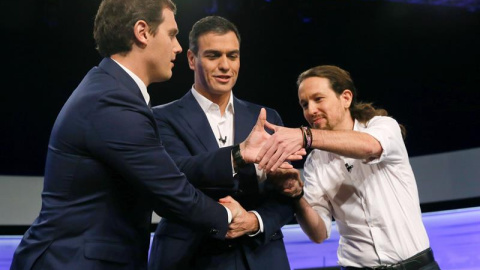 Los candidatos a la Presidencia del Gobierno de Ciudadanos, Albert Rivera (i); PSOE, Pedro Sánchez (c); y Podemos, Pablo Iglesias (d), se saludan a su llegada al debate digital organizado por el periódico El País, esta tarde en Madrid. EFE/ JuanJo Mart Los candidatos a la Presidencia del Gobierno de Ciudadanos, Albert Rivera (i); PSOE, Pedro Sánchez (c); y Podemos, Pablo Iglesias (d), se saludan a su llegada al debate digital organizado por el periódico El País, esta tarde en Madrid. EFE/ JuanJo Mart