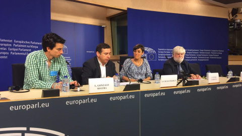 El exteniente Segura en el Parlamento Europe, acompañado de los eurodiputados Javier Couso y Lola Sánchez El exteniente Segura en el Parlamento Europe, acompañado de los eurodiputados Javier Couso y Lola Sánchez