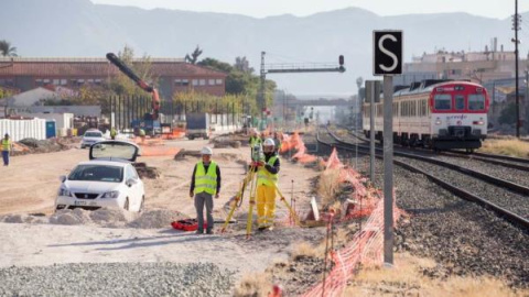Trabajadores de Adif Alta Velocidad durante las obras de soterramiento de las vías del tren./EFE Trabajadores de Adif Alta Velocidad durante las obras de soterramiento de las vías del tren./EFE