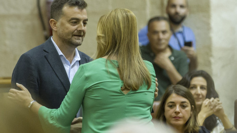 La presidenta de la Junta de Andalucía, Susana Díaz, se dirige en su escaño a Antonio Maíllo, de Izquierda Unida, tras ser investida esta tarde en el Parlamento andaluz en Sevilla como jefa del Ejecutivo regional. EFE/Julio Muñoz La presidenta de la Junta de Andalucía, Susana Díaz, se dirige en su escaño a Antonio Maíllo, de Izquierda Unida, tras ser investida esta tarde en el Parlamento andaluz en Sevilla como jefa del Ejecutivo regional. EFE/Julio Muñoz