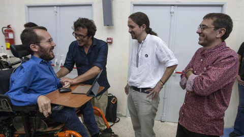 El líder de Podemos, Pablo Iglesias (2d), el alcalde de Cádiz, José María González (2i), y Juan Carlos Monedero (d), bromean con el secretario de Organización de dicha formación, Pablo Echenique (i), momentos antes de su participación en la Facult El líder de Podemos, Pablo Iglesias (2d), el alcalde de Cádiz, José María González (2i), y Juan Carlos Monedero (d), bromean con el secretario de Organización de dicha formación, Pablo Echenique (i), momentos antes de su participación en la Facult