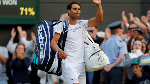 Rafa Nadal saluda a los aficionados en su adiós a Wimbledon en los octavos de final. /REUTERS Rafa Nadal saluda a los aficionados en su adiós a Wimbledon en los octavos de final. /REUTERS
