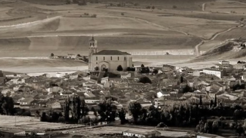 Cevico de la Torre es una pequeña localidad de la comarca palentina del Cerrato, a diez kilómetros de Venta de Baños. Cevico de la Torre es una pequeña localidad de la comarca palentina del Cerrato, a diez kilómetros de Venta de Baños.
