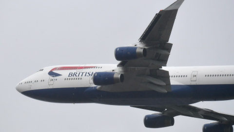 Un aparato Boeing 747 de British Airways sobrevuelta el aeropuerto londinense de Heathrow. REUTERS/Toby Melville Un aparato Boeing 747 de British Airways sobrevuelta el aeropuerto londinense de Heathrow. REUTERS/Toby Melville
