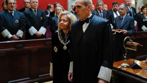 La exfiscal general del Estado Consuelo Madrigal (i), acompaña al nuevo fiscal jefe Anticorrupción, Alejandro Luzón (d). /EFE La exfiscal general del Estado Consuelo Madrigal (i), acompaña al nuevo fiscal jefe Anticorrupción, Alejandro Luzón (d). /EFE