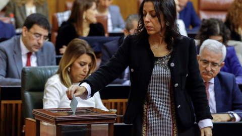 Marta Bosquet, de Ciudadanos, que ha sido elegida presidenta del Parlamento de Andalucía, durante su votación para elegir los miembros de la Mesa. EFE/Julio Muñoz Marta Bosquet, de Ciudadanos, que ha sido elegida presidenta del Parlamento de Andalucía, durante su votación para elegir los miembros de la Mesa. EFE/Julio Muñoz