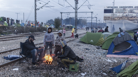 Un grup de migrants al campament d'Idomeni, al març del 2016. / FOTO: Xavi Herrero Un grup de migrants al campament d'Idomeni, al març del 2016. / FOTO: Xavi Herrero