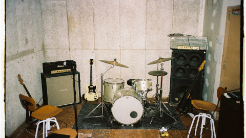 Imatge del seu local d'assaig projectada al fons de l'escenari durant el concert a Madrid. ALBERT GUÀRDIA