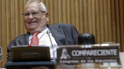 El extesorero del PP Ángel Sanchís momentos antes de comparecer hoy en la comisión del Congreso que investiga la supuesta financiación ilegal del partido /EFE