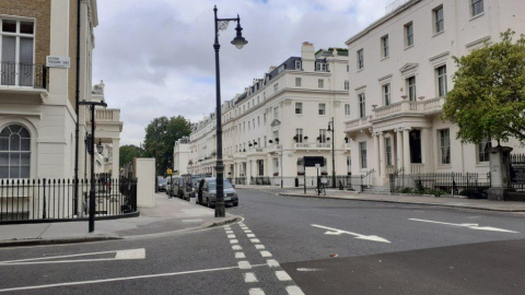 Cruce de Eaton Square con la calle Upper Belgrave Street en cuya acera de la derecha está el número 8 en donde Corinna escogió un piso de 6 millones de euros para el rey Juan Carlos I en 2011. Cruce de Eaton Square con la calle Upper Belgrave Street en cuya acera de la derecha está el número 8 en donde Corinna escogió un piso de 6 millones de euros para el rey Juan Carlos I en 2011.