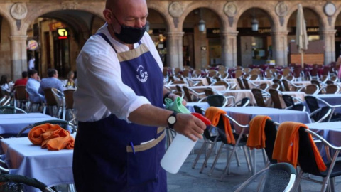 Más de 130.000 camareros y cocineros y 113.000 empleados de hoteles y empresas de alojamiento siguen en ERTE / EFE Más de 130.000 camareros y cocineros y 113.000 empleados de hoteles y empresas de alojamiento siguen en ERTE / EFE