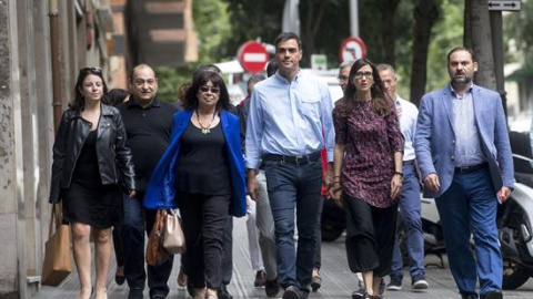 El secretari general del PSOE, Pedro Sánchez, acompanyat per Adriana Lastra, Nuria Parlón, Cristina Narbona, Jose Luis Ábalos i Carlos Ruiz, a la seva arribada a la seu del PSC. EFE/Quique García
