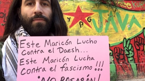 Christopher Helali, tras regresar de combatir junto a españoles, en una unidad anarquista de Rojava, fotografiado en Grecia. Ahora es el candidato comunista al Congreso por Vermont. Christopher Helali, tras regresar de combatir junto a españoles, en una unidad anarquista de Rojava, fotografiado en Grecia. Ahora es el candidato comunista al Congreso por Vermont.