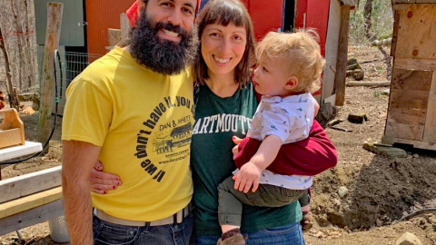 El comunista Christopher Helali, junto a su mujer y su hijo, en su granja de Vermont. El comunista Christopher Helali, junto a su mujer y su hijo, en su granja de Vermont.