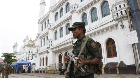 Agentes de las Fuerzas de Seguridad de Sri Lanka montan guardia en el exterior de la mezquita de Dawatagaha, este viernes en Colombo (Sri Lanka). El presidente de Sri Lanka, Maithripala Sirisena, manifestó hoy que han detectado la presencia en la isla de Agentes de las Fuerzas de Seguridad de Sri Lanka montan guardia en el exterior de la mezquita de Dawatagaha, este viernes en Colombo (Sri Lanka). El presidente de Sri Lanka, Maithripala Sirisena, manifestó hoy que han detectado la presencia en la isla de