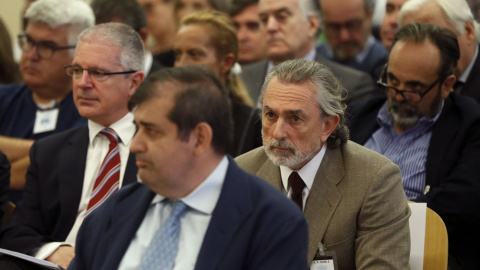 Francisco Correa, presunto cabecilla de la trama Gürtel, y Pablo Crespo, exsecretario de Organización del PP de Galicia y supuesto número dos de la trama, durante el juicio en la sede de la Audiencia Nacional de San Fernando de Henares. EFE/Chema Moya Francisco Correa, presunto cabecilla de la trama Gürtel, y Pablo Crespo, exsecretario de Organización del PP de Galicia y supuesto número dos de la trama, durante el juicio en la sede de la Audiencia Nacional de San Fernando de Henares. EFE/Chema Moya