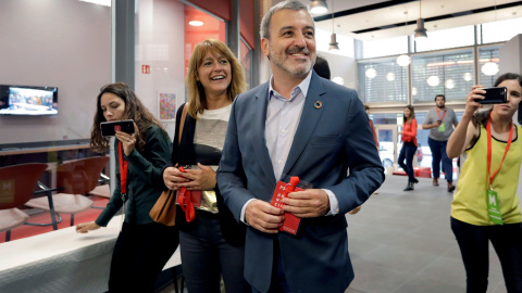candidato del PSC a la alcaldía de Barcelona, Jaume Collboni, acompañado por su número 2, Laia Bonet (i), a su llegada a la sede del partido en Barcelona donde harán el seguimiento de los resultados electorales de las elecciones del 26M | EFE/Susanna 