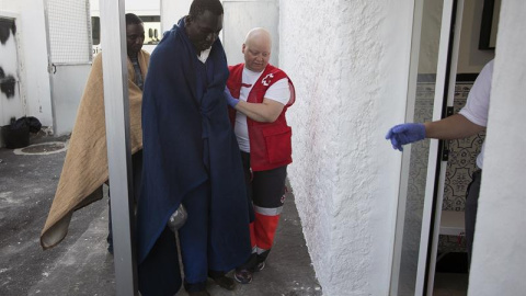 19/06/2019.- Llegada al puerto de Motril, en Granada, de 21 inmigrantes rescatados de una patera ocupada por 49 personas, de las que 22 están desaparecidas. El transbordador logró auxiliar a 27 inmigrantes, entre ellos dos mujeres y una niña, de los qu 19/06/2019.- Llegada al puerto de Motril, en Granada, de 21 inmigrantes rescatados de una patera ocupada por 49 personas, de las que 22 están desaparecidas. El transbordador logró auxiliar a 27 inmigrantes, entre ellos dos mujeres y una niña, de los qu