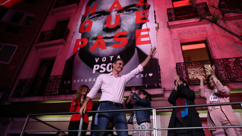 El líder del PSOE y presidente del Gobierno, Pedro Sanchez, celebra los resultados de las elecciones con los militantes socialistas en la calle, junto a la sede de Ferraz. REUTERS/Sergio Perez El líder del PSOE y presidente del Gobierno, Pedro Sanchez, celebra los resultados de las elecciones con los militantes socialistas en la calle, junto a la sede de Ferraz. REUTERS/Sergio Perez