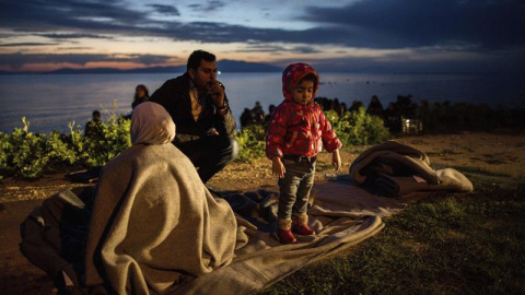 Una familia de refugiados descansa tras llegar a la isla de Lesbos tras cruzar el mar desde Turquía en el puerto de Mytilene (Grecia) hoy, 9 de marzo de 2016. EFE/Kay Nietfeld Una familia de refugiados descansa tras llegar a la isla de Lesbos tras cruzar el mar desde Turquía en el puerto de Mytilene (Grecia) hoy, 9 de marzo de 2016. EFE/Kay Nietfeld