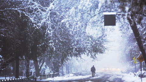 Un hombre camina por una calle cubierta de nieve en Santiago de Chile./Elvis González Un hombre camina por una calle cubierta de nieve en Santiago de Chile./Elvis González