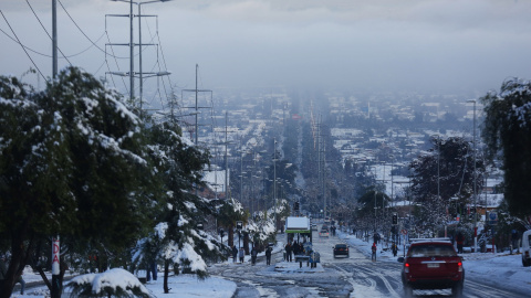 Vista general de un sector de la ciudad de Santiago de Chile tras las nevadas.EFE/Elvis González Vista general de un sector de la ciudad de Santiago de Chile tras las nevadas.EFE/Elvis González