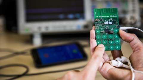 Prototipo de teléfono móvil sin batería./MARK STONE/UNIVERSITY OF WASHINGTON Prototipo de teléfono móvil sin batería./MARK STONE/UNIVERSITY OF WASHINGTON