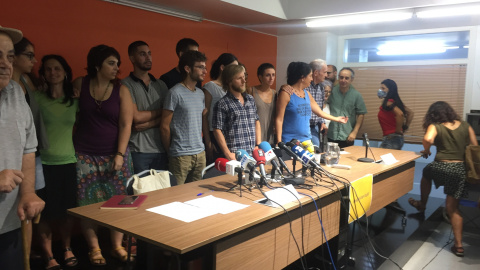 Els passatgers expulsats del vol reben suport durant la roda de premsa. FOTO: Carles Bellsolà