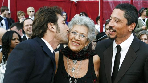 Pilar Bardem, con sus hijos Javier y Carlos. / REUTERS Pilar Bardem, con sus hijos Javier y Carlos. / REUTERS