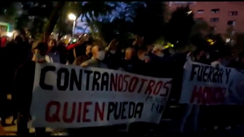 Un instante del grupo neonazi donde se observan saludos fascistas y consignas como "Fuerza y honor" durante la manifestación en San Blas. Un instante del grupo neonazi donde se observan saludos fascistas y consignas como "Fuerza y honor" durante la manifestación en San Blas.