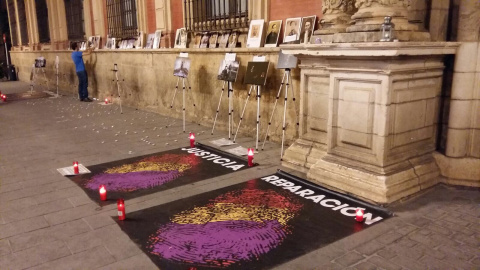 Imagen de la concentración en el Palacio Arzobispal de Sevilla /Público Imagen de la concentración en el Palacio Arzobispal de Sevilla /Público