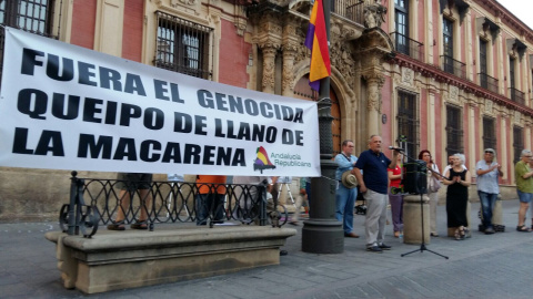 Concentración a las puertas del Palacio Arzobispal de Sevilla /Público Concentración a las puertas del Palacio Arzobispal de Sevilla /Público