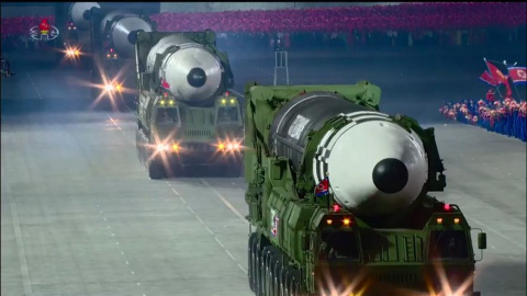 Una captura de pantalla tomada de una transmisión de KCNA el 10 de octubre de 2020 muestra misiles balísticos intercontinentales Hwasong-15 de Corea del Norte durante un desfile militar que marca el 75 aniversario de la fundación del Partido de los Tra Una captura de pantalla tomada de una transmisión de KCNA el 10 de octubre de 2020 muestra misiles balísticos intercontinentales Hwasong-15 de Corea del Norte durante un desfile militar que marca el 75 aniversario de la fundación del Partido de los Tra