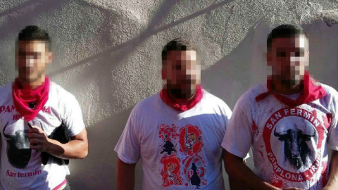 Tres de los cinco acusados por la violación múltiple a una joven en San Fermín, que han pedido una copia de la grabación realizada con el móvil. Tres de los cinco acusados por la violación múltiple a una joven en San Fermín, que han pedido una copia de la grabación realizada con el móvil.