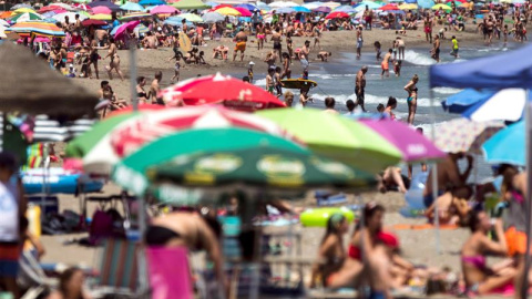 Numerosas personas disfrutando del buen tiempo y calor en la playa de la Misericordia en Málaga el pasado sábado, 25 de mayo. /EFE Numerosas personas disfrutando del buen tiempo y calor en la playa de la Misericordia en Málaga el pasado sábado, 25 de mayo. /EFE