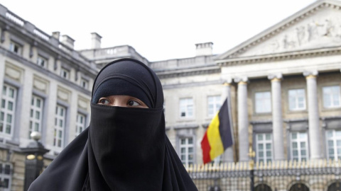 Una joven musulmana cubierta con niqab en Bruselas.-REUTERS Una joven musulmana cubierta con niqab en Bruselas.-REUTERS