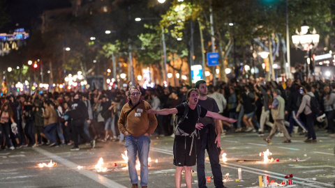 Varios manifestantes increpan a los Mossos de Escuadra en el Paseo de Gracia de Barcelona durante la movilización convocada por los CDR, hoy martes en la segunda jornada de protestas contra la sentencia condenatoria del Tribunal Supremo a los líderes in Varios manifestantes increpan a los Mossos de Escuadra en el Paseo de Gracia de Barcelona durante la movilización convocada por los CDR, hoy martes en la segunda jornada de protestas contra la sentencia condenatoria del Tribunal Supremo a los líderes in