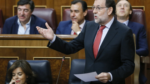 El presidente del Gobierno, Mariano Rajoy (d), interviene en la sesión de control al Ejecutivo celebrada en la Cámara Baja. Rajoy, ha ratificado su confianza en los ministros Cristóbal Montoro y Rafael Catalá frente a la reprobación de que han sido o El presidente del Gobierno, Mariano Rajoy (d), interviene en la sesión de control al Ejecutivo celebrada en la Cámara Baja. Rajoy, ha ratificado su confianza en los ministros Cristóbal Montoro y Rafael Catalá frente a la reprobación de que han sido o
