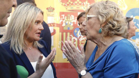 Marimar Blanco (izquierda), presidenta de la Fundación Víctimas del Terrorismo y hermana de Miguel Ángel Blanco, conversa con la alcaldesa de Madrid, Manuela Carmena, durante el acto organizado por el Grupo Municipal del PP. | EMILIO NARANJO (EFE) Marimar Blanco (izquierda), presidenta de la Fundación Víctimas del Terrorismo y hermana de Miguel Ángel Blanco, conversa con la alcaldesa de Madrid, Manuela Carmena, durante el acto organizado por el Grupo Municipal del PP. | EMILIO NARANJO (EFE)