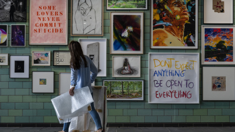 Una expositora lleva una pintura al frente del stand de la Galería Koenig en la feria de arte Positions', Berlín.- AFP Una expositora lleva una pintura al frente del stand de la Galería Koenig en la feria de arte Positions', Berlín.- AFP